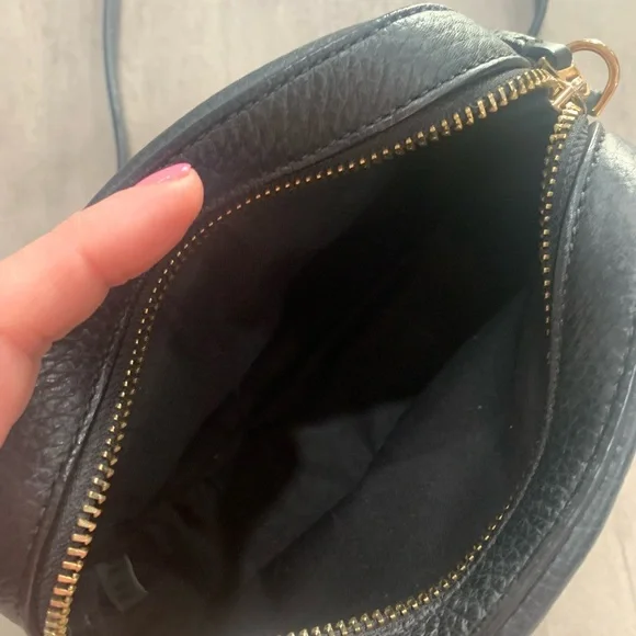 Like New!! Tory Burch Black Pebbled Leather Crossbody Bag with Gold Chain - Picture 4 of 4